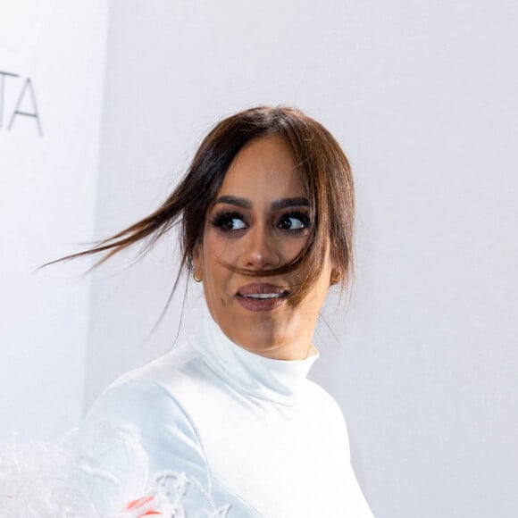 Amel Bent, enceinte, au photocall du défilé femme Giambattista Valli Automne/Hiver 2022/2023 lors de la Fashion Week de Paris, France, le 7 mars 2022. © Olivier Borde/Bestimage 