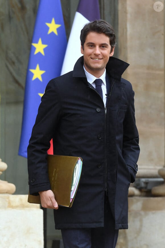 Gabriel Attal à la sortie du Conseil des ministres au Palais de l'Élysée à Paris le 13 avril 2022