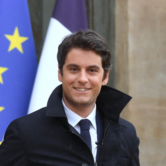 Gabriel Attal à la sortie du Conseil des ministres au Palais de l'Élysée à Paris le 13 avril 2022