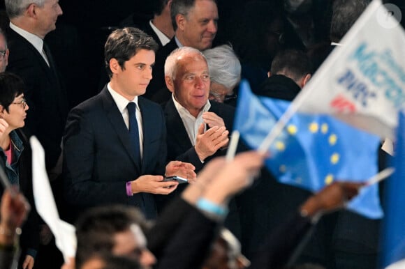 Gabriel Attal - Le président Emmanuel Macron prononce un discours à l'issue du résultat du premier tour de l'élection présidentielle à Paris Expo porte de Versailles le 10 avril 2022.