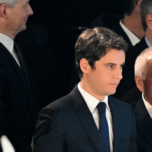 Gabriel Attal - Le président Emmanuel Macron prononce un discours à l'issue du résultat du premier tour de l'élection présidentielle à Paris Expo porte de Versailles le 10 avril 2022.