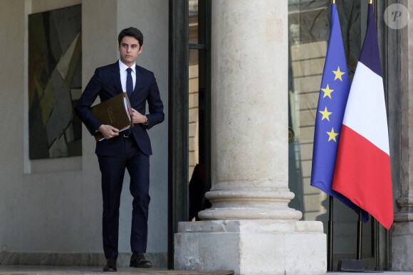 Gabriel Attal, Porte-parole du Gouvernement à la sortie du conseil des ministres, au palais de l'Elysée, Paris, le 23 mars 2022