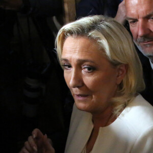 Marine Le Pen, candidate au second tour de l'élection présidentielle, donne une conférence de presse pour présenter son projet de politique internationale à Paris, le 13 avril 2022.