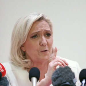 Marine Le Pen, candidate au second tour de l'élection présidentielle, donne une conférence de presse pour présenter son projet de politique internationale à Paris, le 13 avril 2022.