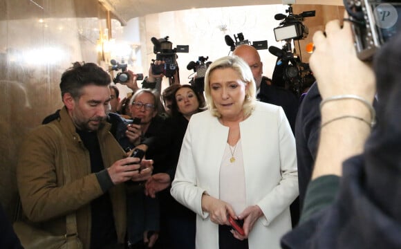 Marine Le Pen, candidate au second tour de l'élection présidentielle, donne une conférence de presse pour présenter son projet de politique internationale à Paris, le 13 avril 2022.