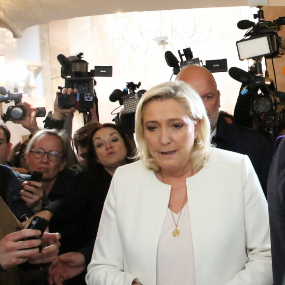 Marine Le Pen, candidate au second tour de l'élection présidentielle, donne une conférence de presse pour présenter son projet de politique internationale à Paris, le 13 avril 2022.