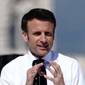Emmanuel Macron, président de la République Française, candidat de La République En Marche (LREM) en lice pour le deuxième tour de l'élection présidentielle, en meeting dans le quartier du Pharo à Marseille, le 16 avril 2022.