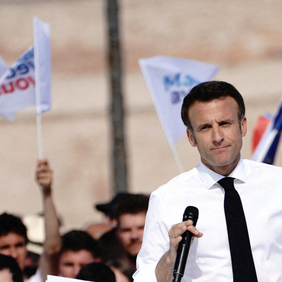 Emmanuel Macron, président de la République Française, candidat de La République En Marche (LREM) en lice pour le deuxième tour de l'élection présidentielle, en meeting dans le quartier du Pharo à Marseille, le 16 avril 2022.