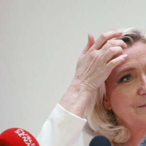 Marine Le Pen, candidate au second tour de l'élection présidentielle, donne une conférence de presse pour présenter son projet de politique internationale à Paris, le 13 avril 2022.