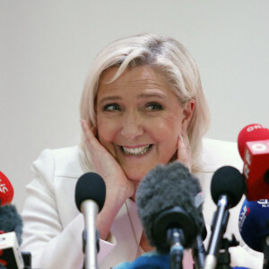 Marine Le Pen, candidate au second tour de l'élection présidentielle, donne une conférence de presse pour présenter son projet de politique internationale à Paris, le 13 avril 2022.