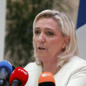 Marine Le Pen, candidate au second tour de l'élection présidentielle, donne une conférence de presse pour présenter son projet de politique internationale à Paris, le 13 avril 2022.