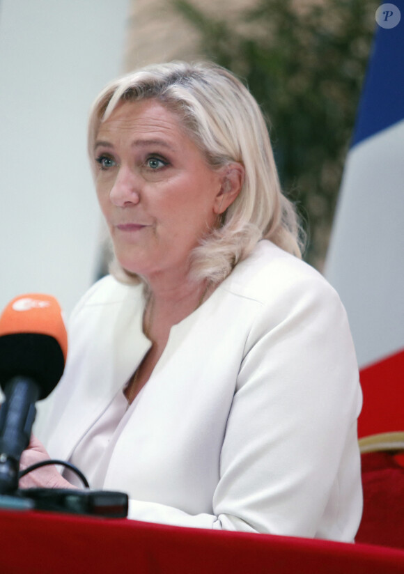 Marine Le Pen, candidate au second tour de l'élection présidentielle, donne une conférence de presse pour présenter son projet de politique internationale à Paris, le 13 avril 2022.