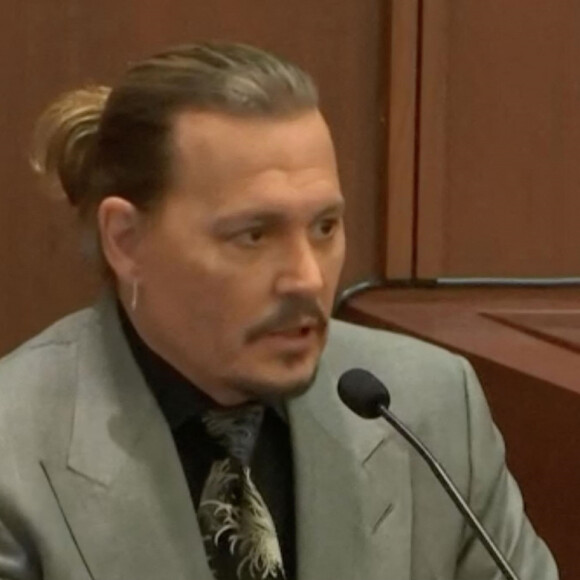 Johnny Depp lors de son procès contre Amber Heard à Los Angeles. Johnny Depp demande 50 millions de dollars de réparation suite à une interview d'Amber Heard dans le Washington Post, qui lui aurait été très préjudiciable professionnellement. Los Angeles, le 20 avril 2022. 