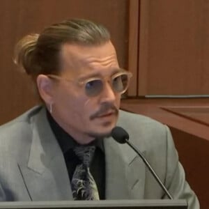 Johnny Depp lors de son procès contre Amber Heard à Los Angeles. Johnny Depp demande 50 millions de dollars de réparation suite à une interview d'Amber Heard dans le Washington Post, qui lui aurait été très préjudiciable professionnellement. Los Angeles, le 20 avril 2022. 