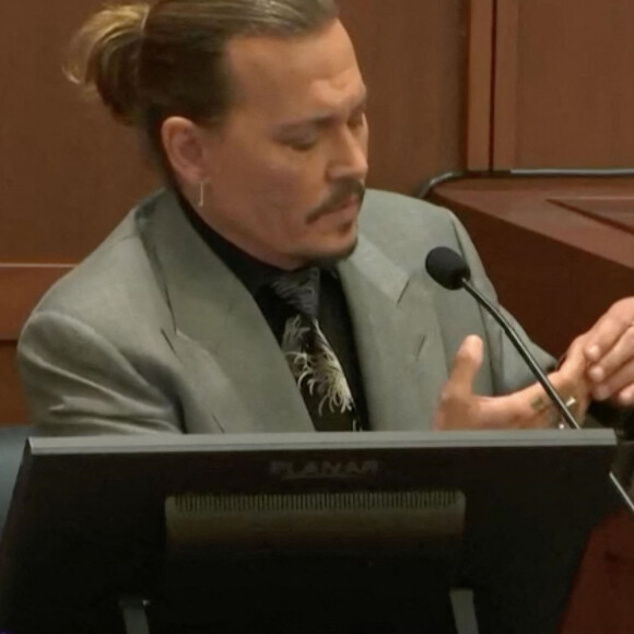 Johnny Depp lors de son procès contre Amber Heard à Los Angeles. Johnny Depp demande 50 millions de dollars de réparation suite à une interview d'Amber Heard dans le Washington Post, qui lui aurait été très préjudiciable professionnellement. Los Angeles, le 20 avril 2022. 