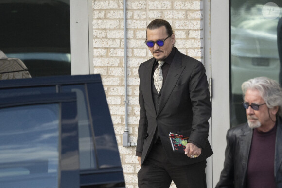 Johnny Depp et Amber Heard sortent du tribunal de Fairfax le 19 avril 2022. 