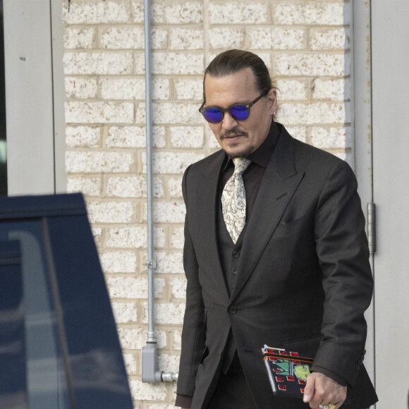 Johnny Depp et Amber Heard sortent du tribunal de Fairfax le 19 avril 2022. 