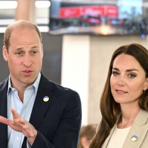 Le prince William, duc de Cambridge, et Catherine (Kate) Middleton, duchesse de Cambridge, visitent le comité d'urgence de Londres, à la rencontre de bénévoles de retour de leur mission humanitaire en Ukraine, le 21 avril 2022. 