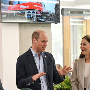 Le prince William, duc de Cambridge, et Catherine (Kate) Middleton, duchesse de Cambridge, visitent le comité d'urgence de Londres, à la rencontre de bénévoles de retour de leur mission humanitaire en Ukraine, le 21 avril 2022. 