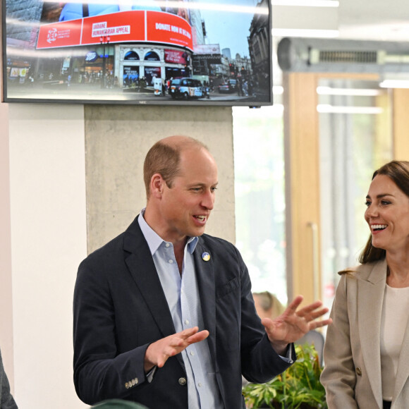 Le prince William, duc de Cambridge, et Catherine (Kate) Middleton, duchesse de Cambridge, visitent le comité d'urgence de Londres, à la rencontre de bénévoles de retour de leur mission humanitaire en Ukraine, le 21 avril 2022. 