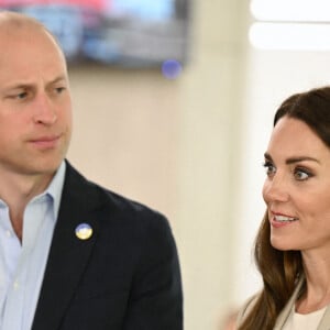 Le prince William, duc de Cambridge, et Catherine (Kate) Middleton, duchesse de Cambridge, visitent le comité d'urgence de Londres, à la rencontre de bénévoles de retour de leur mission humanitaire en Ukraine, le 21 avril 2022. 