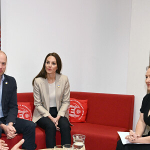 Le prince William, duc de Cambridge, et Catherine (Kate) Middleton, duchesse de Cambridge, visitent le comité d'urgence de Londres, à la rencontre de bénévoles de retour de leur mission humanitaire en Ukraine, le 21 avril 2022. 