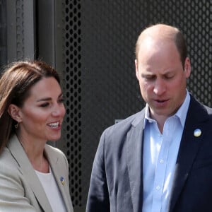 Le prince William, duc de Cambridge, et Catherine (Kate) Middleton, duchesse de Cambridge, visitent le comité d'urgence de Londres, à la rencontre de bénévoles de retour de leur mission humanitaire en Ukraine, le 21 avril 2022. En guise de soutien, le couple princier porte un badge aux couleurs du drapeau ukrainien. 