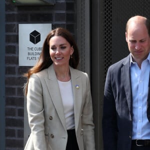 Le prince William, duc de Cambridge, et Catherine (Kate) Middleton, duchesse de Cambridge, visitent le comité d'urgence de Londres, à la rencontre de bénévoles de retour de leur mission humanitaire en Ukraine, le 21 avril 2022. En guise de soutien, le couple princier porte un badge aux couleurs du drapeau ukrainien. 