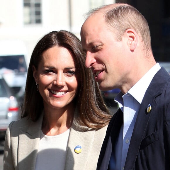 Le prince William, duc de Cambridge, et Catherine (Kate) Middleton, duchesse de Cambridge, visitent le comité d'urgence de Londres, à la rencontre de bénévoles de retour de leur mission humanitaire en Ukraine, le 21 avril 2022. En guise de soutien, le couple princier porte un badge aux couleurs du drapeau ukrainien. 