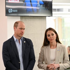 Le prince William, duc de Cambridge, et Catherine (Kate) Middleton, duchesse de Cambridge, visitent le comité d'urgence de Londres, à la rencontre de bénévoles de retour de leur mission humanitaire en Ukraine, le 21 avril 2022. 