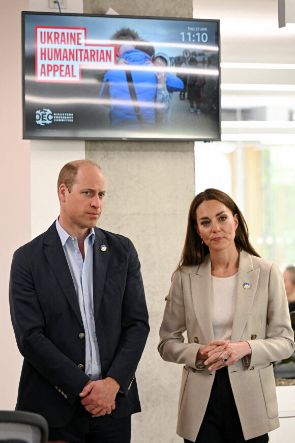 Le prince William, duc de Cambridge, et Catherine (Kate) Middleton, duchesse de Cambridge, visitent le comité d'urgence de Londres, à la rencontre de bénévoles de retour de leur mission humanitaire en Ukraine, le 21 avril 2022. 