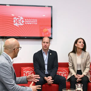 Le prince William, duc de Cambridge, et Catherine (Kate) Middleton, duchesse de Cambridge, visitent le comité d'urgence de Londres, à la rencontre de bénévoles de retour de leur mission humanitaire en Ukraine, le 21 avril 2022. 