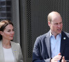 Le prince William, duc de Cambridge, et Catherine (Kate) Middleton, duchesse de Cambridge, visitent le comité d'urgence de Londres, à la rencontre de bénévoles de retour de leur mission humanitaire en Ukraine, le 21 avril 2022. En guise de soutien, le couple princier porte un badge aux couleurs du drapeau ukrainien. 