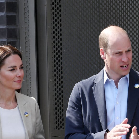 Le prince William, duc de Cambridge, et Catherine (Kate) Middleton, duchesse de Cambridge, visitent le comité d'urgence de Londres, à la rencontre de bénévoles de retour de leur mission humanitaire en Ukraine, le 21 avril 2022. En guise de soutien, le couple princier porte un badge aux couleurs du drapeau ukrainien. 