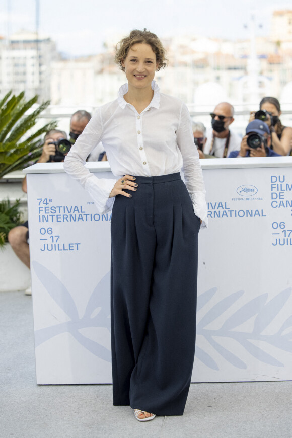 Vicky Krieps au photocall du film Serre-moi fort (Cannes première) lors du 74ème festival international du film de Cannes le 16 juillet 2021 © Borde / Jacovides / Moreau / Bestimage 