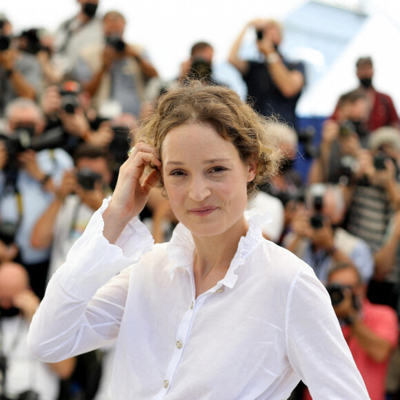 Vicky Krieps au photocall du film Serre-moi fort (Cannes première) lors du 74ème festival international du film de Cannes le 16 juillet 2021 © Borde / Jacovides / Moreau / Bestimage 