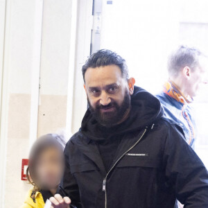 Exclusif - Cyril Hanouna vote pour le premier tour de l'élection présidentielle avec son fils à Paris avant de partir faire du padel le 10 avril 2022. © Jack Tribeca / Bestimage