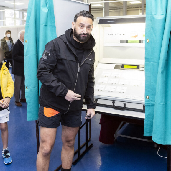 Exclusif - Cyril Hanouna vote pour le premier tour de l'élection présidentielle avec son fils à Paris avant de partir faire du padel le 10 avril 2022. © Jack Tribeca / Bestimage