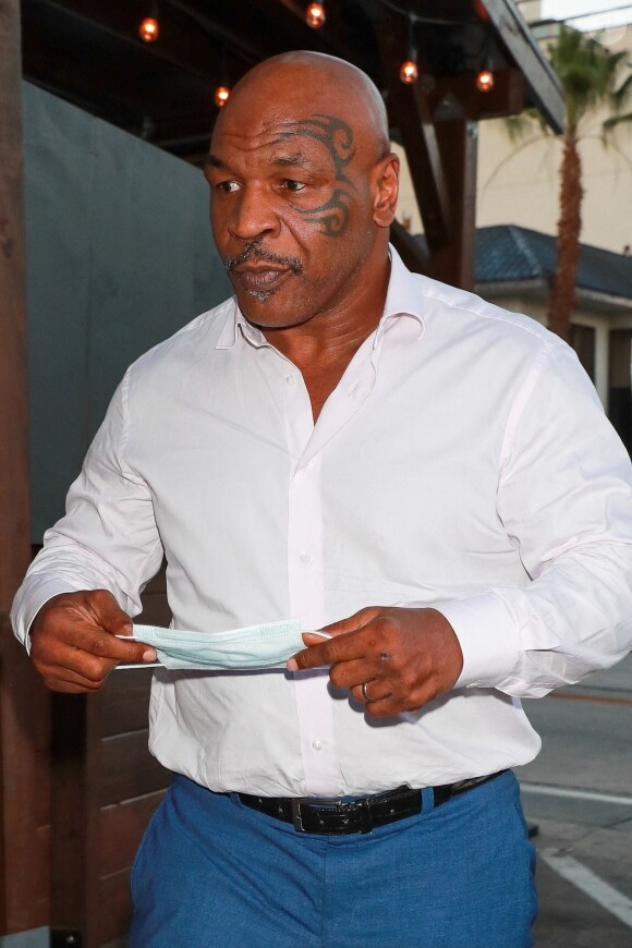Exclusif - Mike Tyson arrive au restaurant Craig's à West Hollywood, Los Angeles.