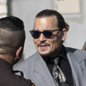 Johnny Depp et Amber Heard quittent le tribunal de Fairfax le 20 avril 2022.