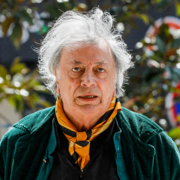 Hervé Vilard (René Villard) - Arrivées aux obsèques de l'humoriste et comédien Claude Véga en l'église Notre-Dame-de-Lorette à Paris, France, le 22 avril 2022. © Christophe Clovis/Bestimage