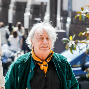 Hervé Vilard (René Villard) - Arrivées aux obsèques de l'humoriste et comédien Claude Véga en l'église Notre-Dame-de-Lorette à Paris, France, le 22 avril 2022. © Christophe Clovis/Bestimage
