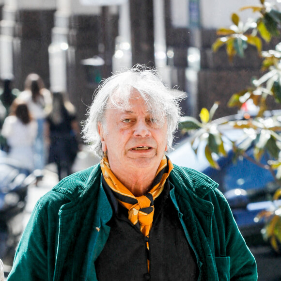 Hervé Vilard (René Villard) - Arrivées aux obsèques de l'humoriste et comédien Claude Véga en l'église Notre-Dame-de-Lorette à Paris, France, le 22 avril 2022. © Christophe Clovis/Bestimage