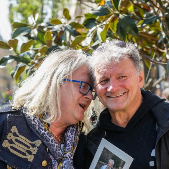 Pierre-Jean Chalençon et Alain Poudensan - Sorties aux obsèques de l'humoriste et comédien Claude Véga en l'église Notre-Dame-de-Lorette à Paris, France, le 22 avril 2022.