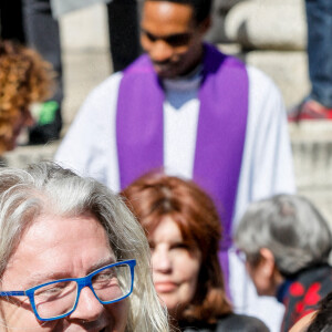 Pierre-Jean Chalençon et Sébastien Chenu (porte-parole du Rassemblement national - RN) - Sorties aux obsèques de l'humoriste et comédien Claude Véga en l'église Notre-Dame-de-Lorette à Paris, France, le 22 avril 2022.