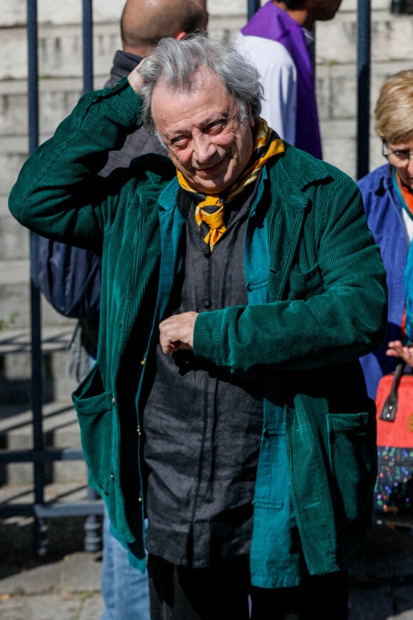 Hervé Vilard (René Villard) - Sorties aux obsèques de l'humoriste et comédien Claude Véga en l'église Notre-Dame-de-Lorette à Paris, France, le 22 avril 2022.