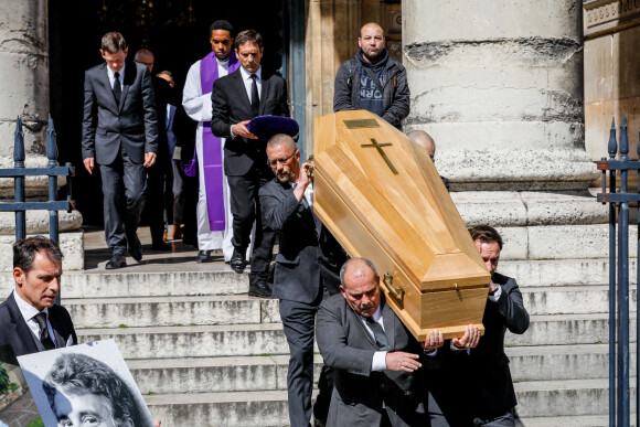 Cercueil du defunt - Sorties aux obsèques de l'humoriste et comédien Claude Véga en l'église Notre-Dame-de-Lorette à Paris, France, le 22 avril 2022.