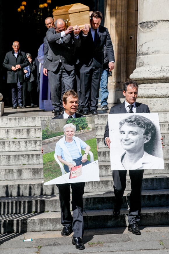 Photos et cercueil du defunt - Sorties aux obsèques de l'humoriste et comédien Claude Véga en l'église Notre-Dame-de-Lorette à Paris, France, le 22 avril 2022.