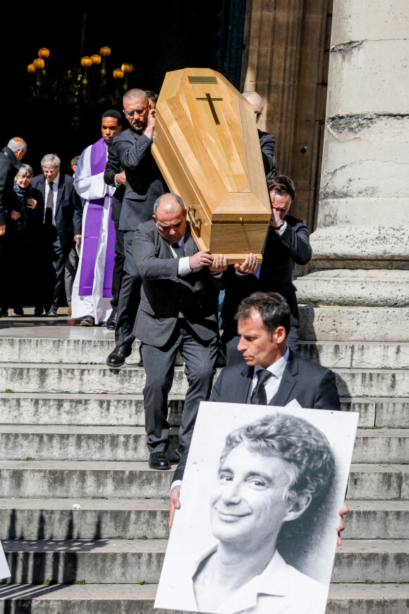 Photo et cercueil du defunt - Sorties aux obsèques de l'humoriste et comédien Claude Véga en l'église Notre-Dame-de-Lorette à Paris, France, le 22 avril 2022.