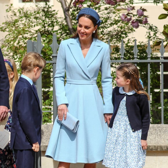 Le prince William, duc de Cambridge, et Catherine (Kate) Middleton, duchesse de Cambridge, Le prince George de Cambridge, La princesse Charlotte de Cambridge - La famille royale britannique quitte la chapelle Saint-Georges de Windsor après la messe de Pâques, le 17 avril 2022. 